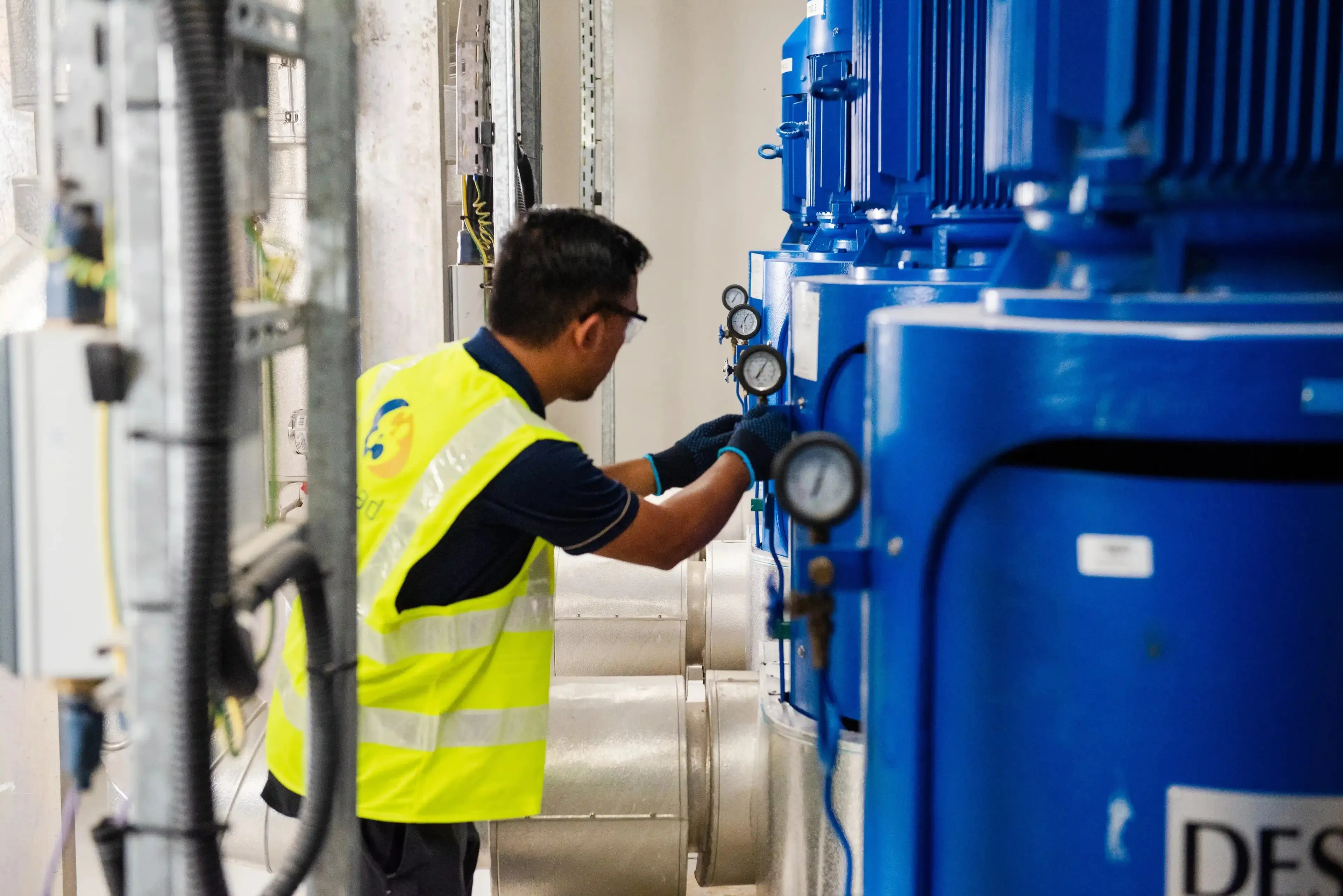 خدمات وصيانة الأعمال الإلكتروميكانيكية للمباني 